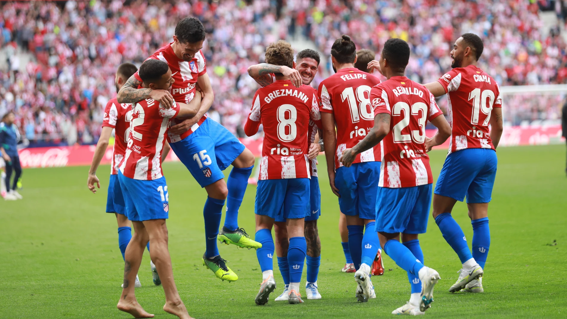 Los jugadores del Atlético celebran el segundo gol de Carrasco