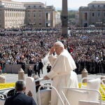 El Papa durante la bendición "urbi et orbi" de Pascua en la basílica de San Pedro