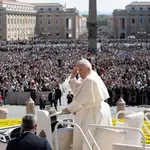 El Papa durante la bendición &quot;urbi et orbi&quot; de Pascua en la basílica de San Pedro