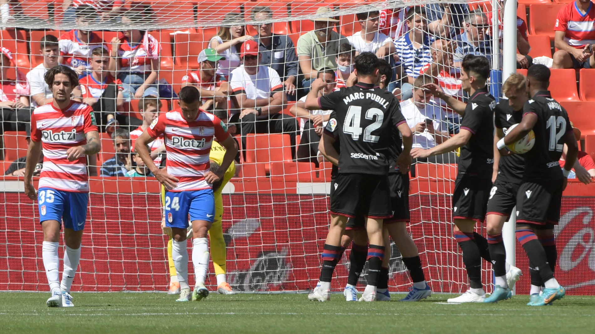 Los jugadores del Levante y del Granada, al finalizar el partido de la Jornada 32 de LaLiga Santander. EFE/ Miguel Ángel Molina