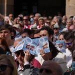Una participante se protege del sol durante un acto en la celebración del Aberri Eguna en Plaza Nueva de Bilbao, a 17 de abril de 2022