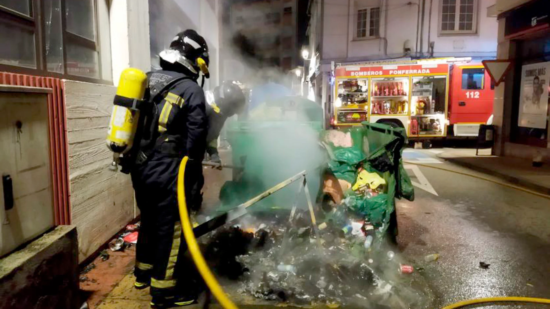 Arden varios contenedores de basura en Cacabelos (León)