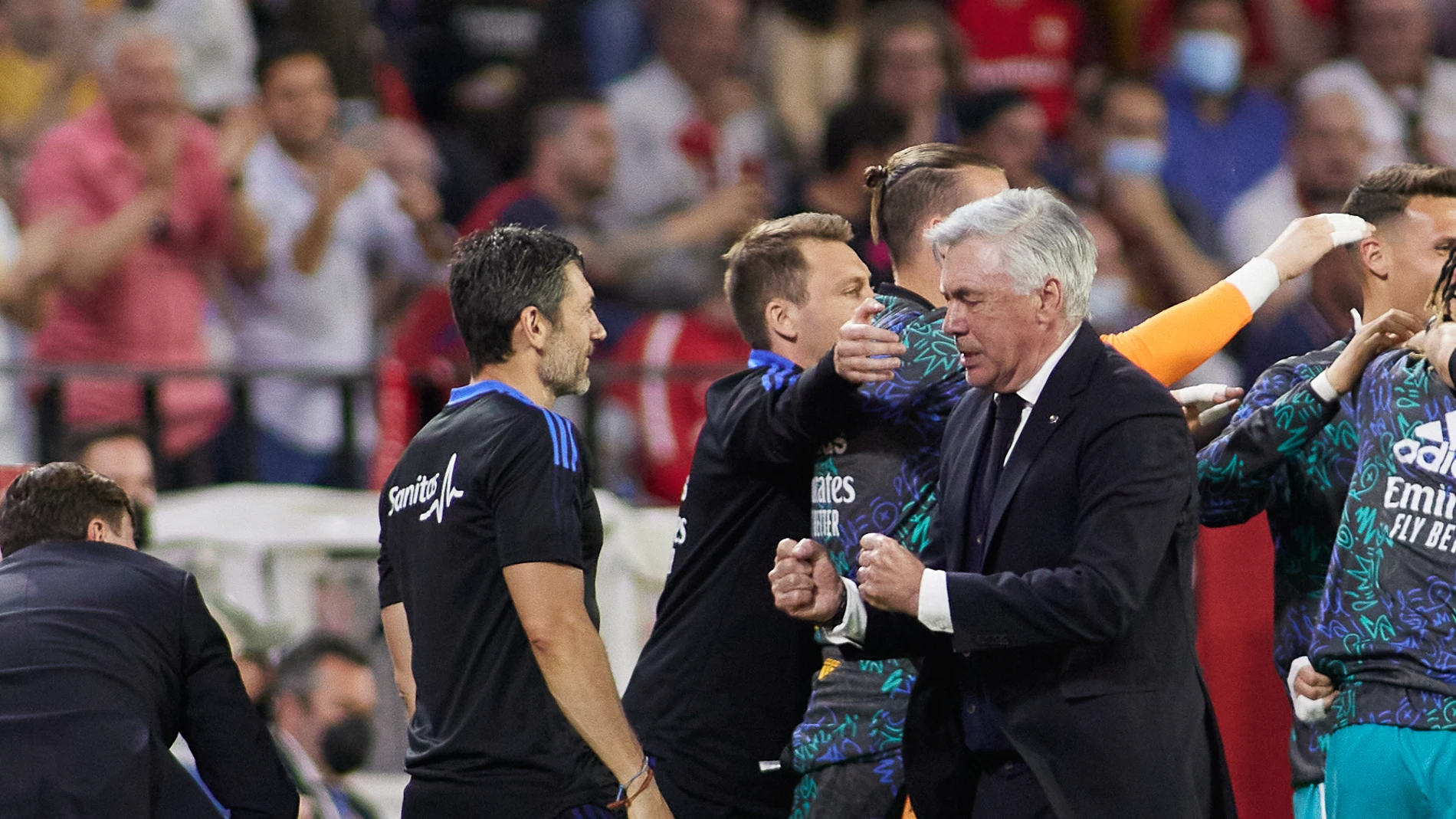 Carlo Ancelotti celebra el gol de Benzema que daba la victoria al Real Madrid ante el Sevilla