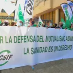 La Central Sindical Independiente y de Funcionarios (CSIF) y el sindicato de Policía Nacional JUPOL se concentran frente a la sede de MUFACE para protestar contra recortes sanitarios en mutuas.