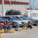 Varios vehículos esperan en la zona de embarque del puerto de Algeciras (Cádiz) para embarcar con destino a Tánger