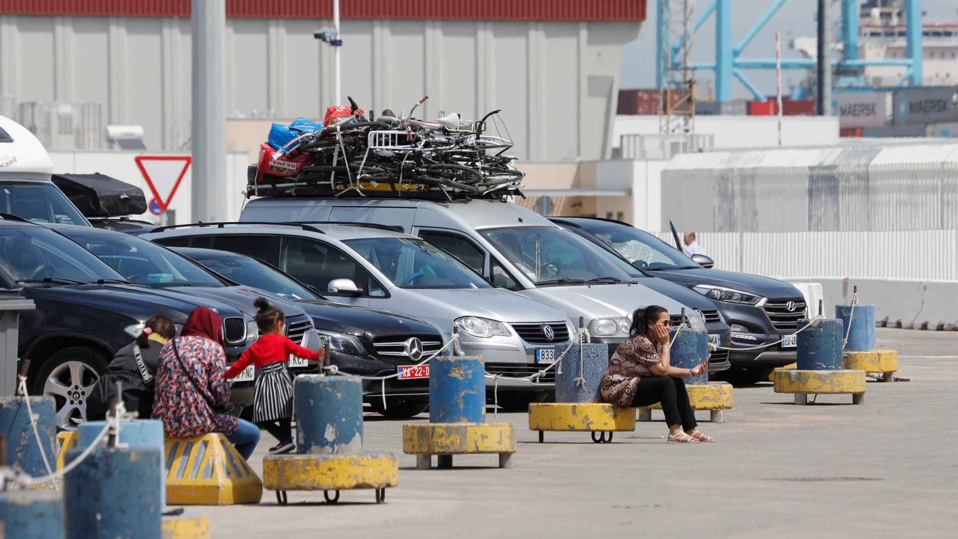 Varios vehículos esperan en la zona de embarque del puerto de Algeciras (Cádiz) para embarcar con destino a Tánger