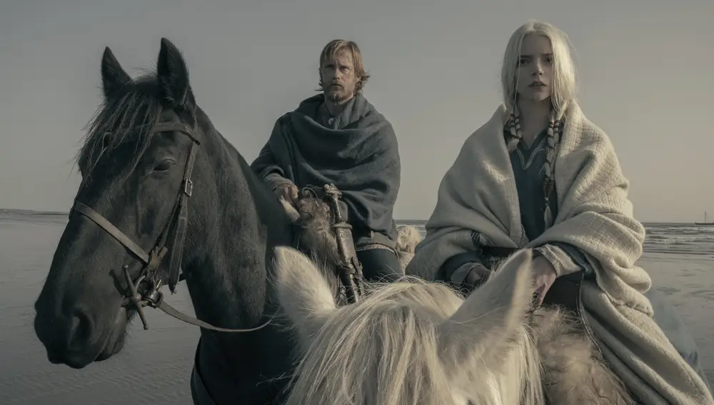 Alexander Skarsgård, a la izquierda, y Anya Taylor-Joy, protagonistas absolutos del último tramo de &quot;El hombre del norte&quot; (&quot;The Northman&quot;). (Aidan Monaghan/Focus Features via AP)