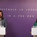 Los portavoces de Podemos Isa Serra y Pablo Fernández, durante la rueda de prensa ofrecida este lunes en Madrid E