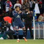 Neymar Jr of PSG (rigght) celebrates his goal during the French championship Ligue 1 football match between Paris Saint-Germain (PSG) and Olympique de Marseille (OM) on April 17, 2022 at Parc des Princes stadium in Paris, France - Photo Jean Catuffe / DPPI AFP7 17/04/2022 ONLY FOR USE IN SPAIN
