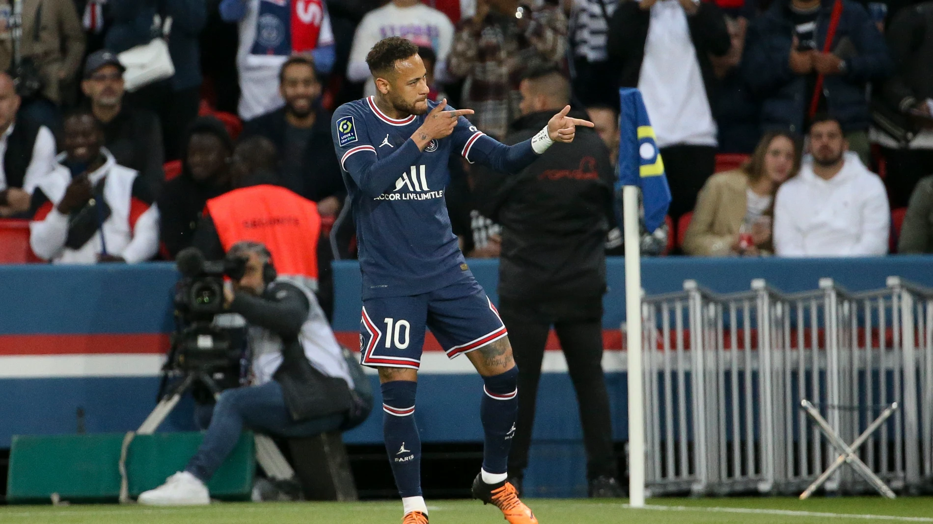 Neymar Jr of PSG (rigght) celebrates his goal during the French championship Ligue 1 football match between Paris Saint-Germain (PSG) and Olympique de Marseille (OM) on April 17, 2022 at Parc des Princes stadium in Paris, France - Photo Jean Catuffe / DPPI AFP7 17/04/2022 ONLY FOR USE IN SPAIN