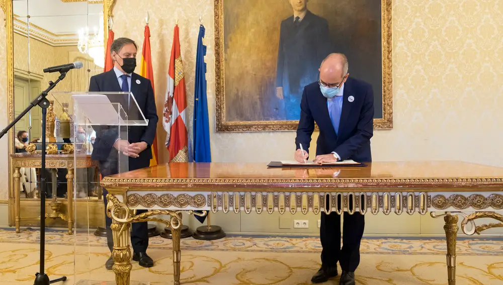 El alcalde de Salamanca, Carlos García Carbayo, y agentes económicos y sociales de la ciudad firman el 'Manifiesto en defensa de las comunicaciones ferroviarias de Salamanca’, En la imagen firma el presidente de la Diputación Javier Iglesias
