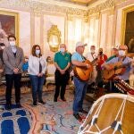 La alcaldesa de Segovia, Clara Luquero, recibe a los andariegos canarios de San Bartolomé de Tirajana, hermanada con Segovia