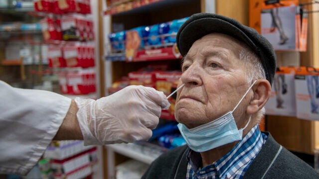 La incidencia de contagios entre los mayores de 60 años baja y se acerca a la barrera de los 100 casos por cada 100.000 habitantes