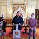 El alcalde de Valladolid, Óscar Puente, la concejal de Medio Ambiente y Desarrollo Sostenible, María Sánchez, y Javier Alonso, de la Asociación Pajarillos Educa, presentan los actos del Día de la Tierra