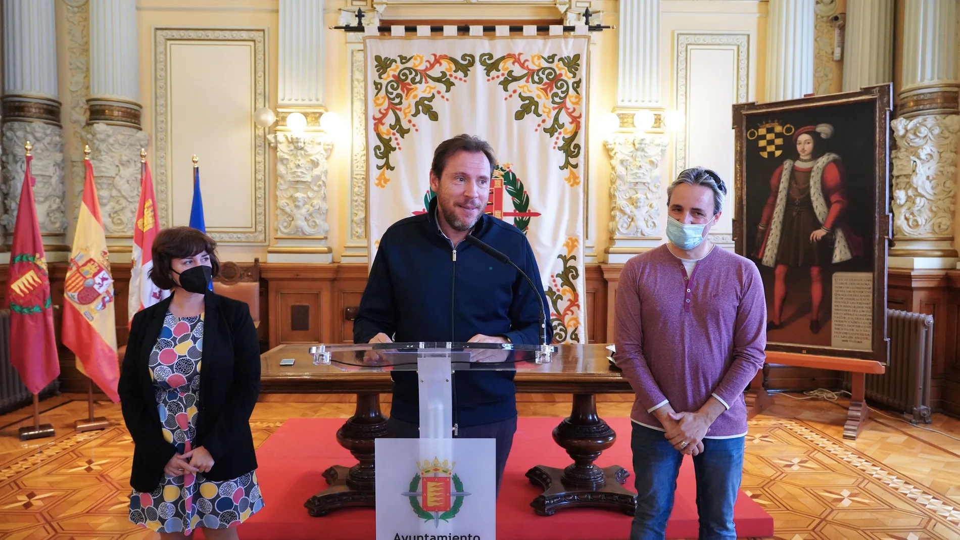 El alcalde de Valladolid, Óscar Puente, la concejal de Medio Ambiente y Desarrollo Sostenible, María Sánchez, y Javier Alonso, de la Asociación Pajarillos Educa, presentan los actos del Día de la Tierra