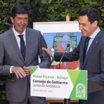 El presidente de la Junta de Andalucía, Juanma Moreno(d)(PP), bromea junto al vicepresidente, Juan Marín (Cs). EFE/Carlos Díaz