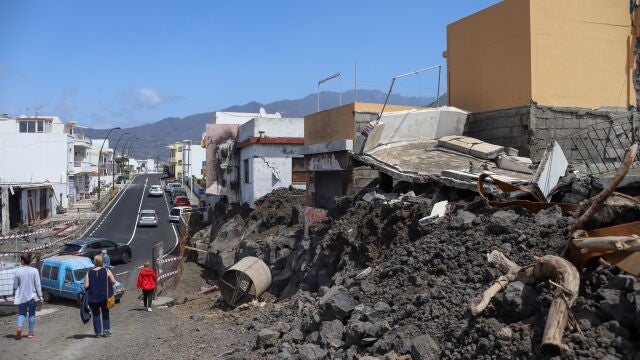 El cruce del barrio de La Laguna, abierto a la circulación desde el miércoles 13 de abril tras ser sepultado por las coladas del volcán