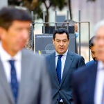 El presidente de la Junta de Andalucía, Juanma Moreno, antes de posar en la fotografía conmemorativa ante el Teatro Romano, con motivo de la reunión que celebra el Consejo de Gobierno en el Museo Picasso de Málaga