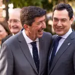 El presidente de la Junta de Andalucía, Juanma Moreno (d), sonríe junto al vicepresidente, Juan Marín (Cs), tras la foto de familia en el Teatro Romano de Málaga, momentos antes de la reunión del Consejo de Gobierno. EFE/Carlos Díaz