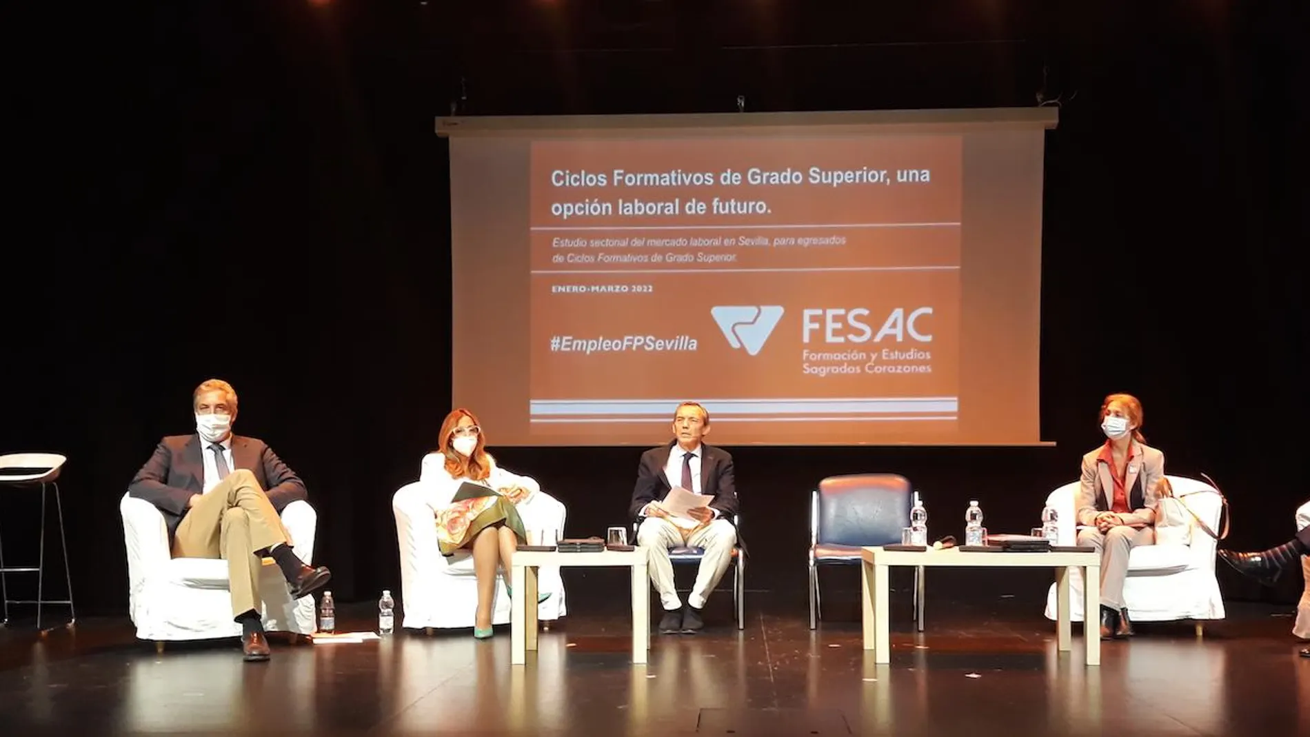 De izquierda a derecha en la imagen, Cristina Gómez Cid, Directora General de San José SS.CC - Fesac; David Alva, Director de la Confederación de Empresarios de Sevilla; Olaia Abadía García de Vicuña, Secretaria General de Educación y Formación Profesional desde la Junta de Andalucía; Juan Carlos Heras, ex director general de Fesac y presentador del acto; María Paz Lagares Gaitán, Directora General de Empleo del Ayuntamiento de Sevilla, y Antonio F. Amores, analista económico del Centro de Investigación de la Comisión Europea en Sevilla