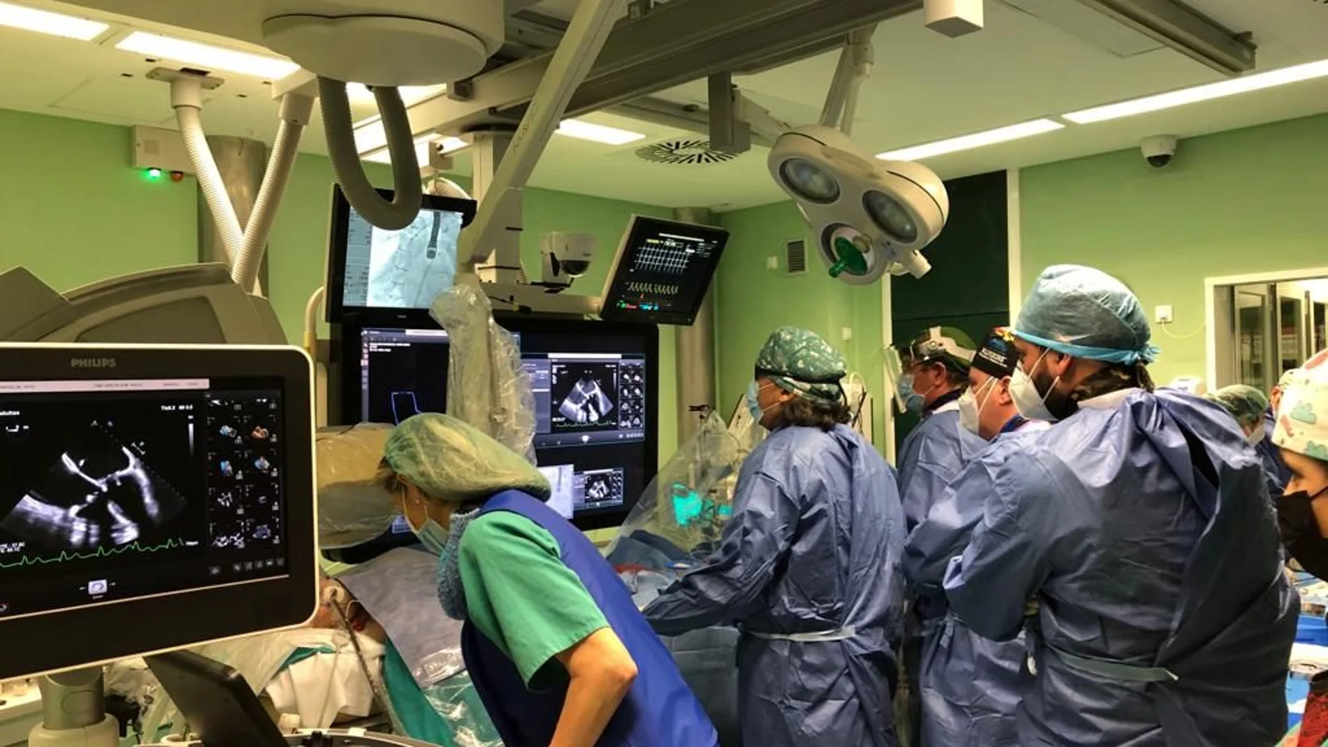 El Hospital de León realiza los primeros implantes de prótesis mitral transcateter sin cirugía abierta