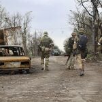 los ucranianos han repelido 10 ataques de tropas rusas en Donbás, destruyendo 12 tanques, así como un helicóptero y un avión de combate, en las últimas 24 horas.