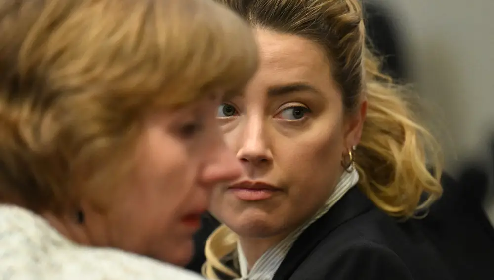 La abogada Elaine Bredehoft y Amber Heard durante el juicio por difamación contra Johnny Depp