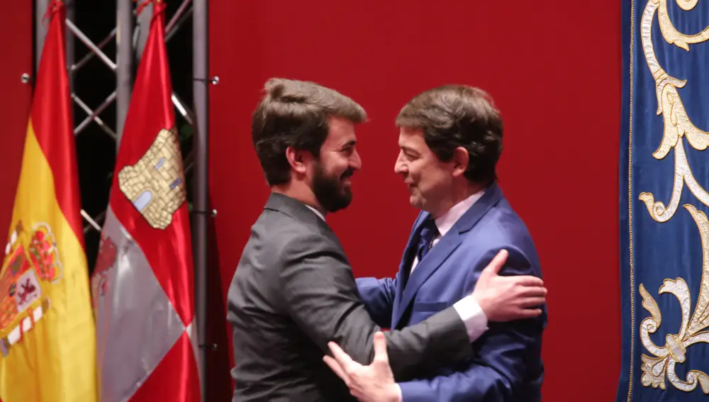 Alfonso Fernández Mañueco se saluda con el vicepresidente Juan García-Gallardo