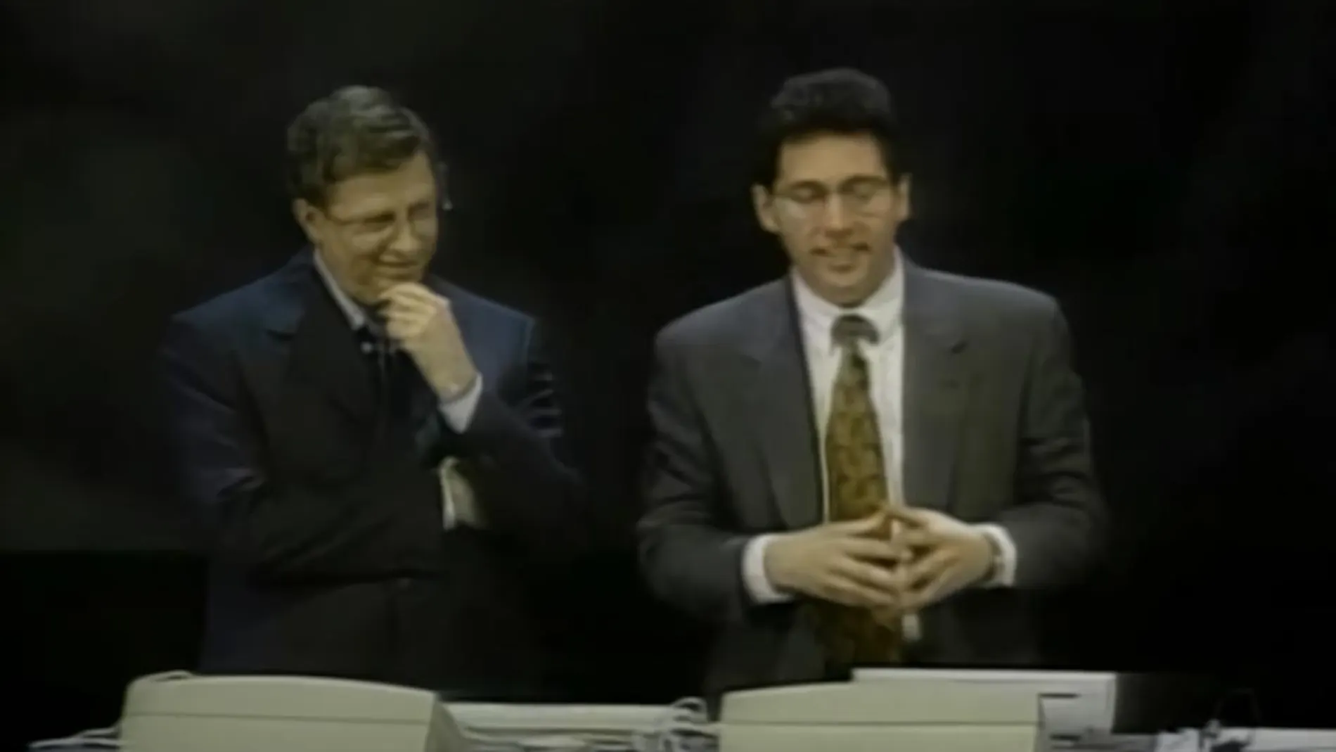 Bill Gates y Chris Capossela, segundos antes del bochornoso momento.