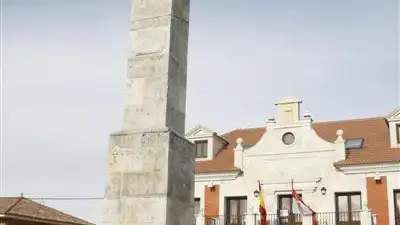 Obelisco donde fueron ajusticiados Bravo, Padilla y Maldonado en la Plaza Mayor de Villalar