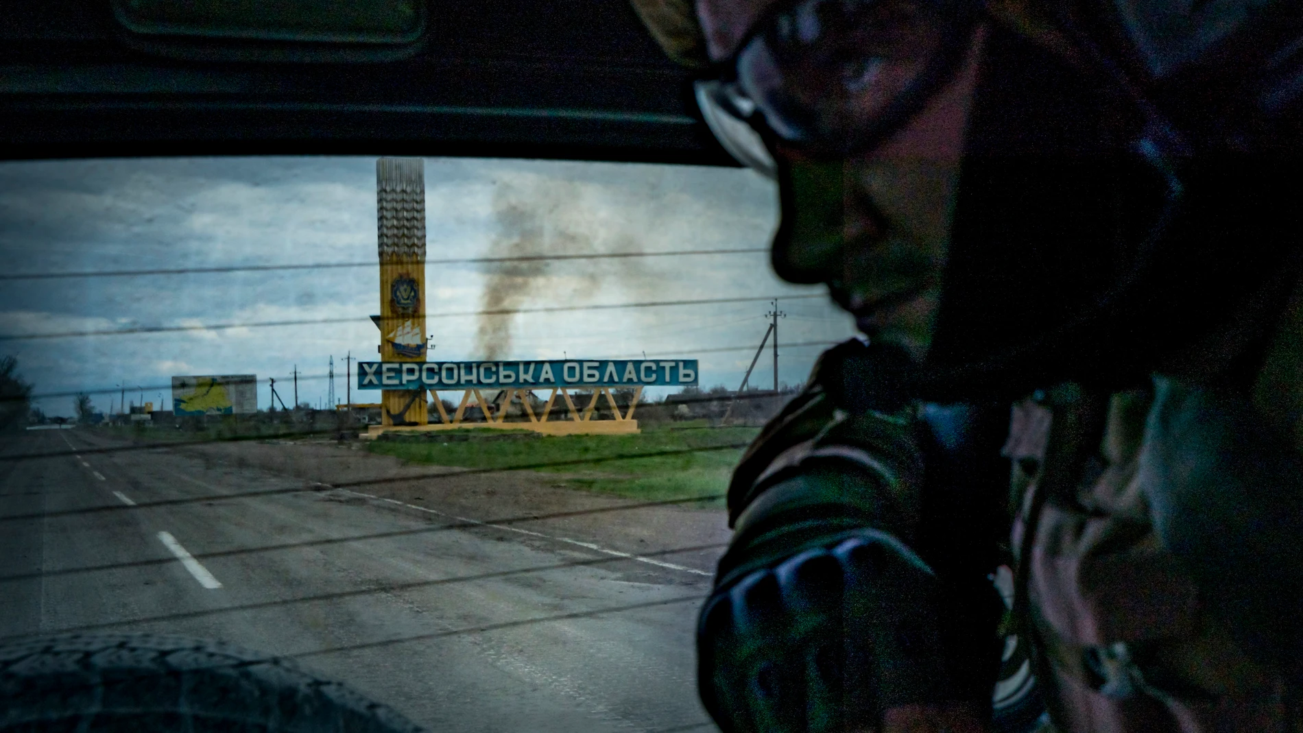 Un soldado ucraniano patrulla a la entrada de Jersón