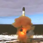 El misil balístico intercontinental Sarmat, lanzado durante una prueba en el cosmódromo de Plesetsk en la región de Arkhangelsk, Rusia.