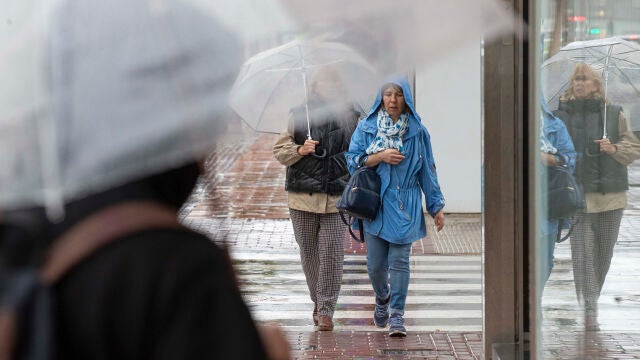 Dos mujeres se protegen de la lluvia este miércoles en la Avenida de la Ronda Norte de Murcia, en una imagen de archivo