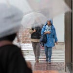 Dos mujeres se protegen de la lluvia este miércoles en la Avenida de la Ronda Norte de Murcia, en una imagen de archivo