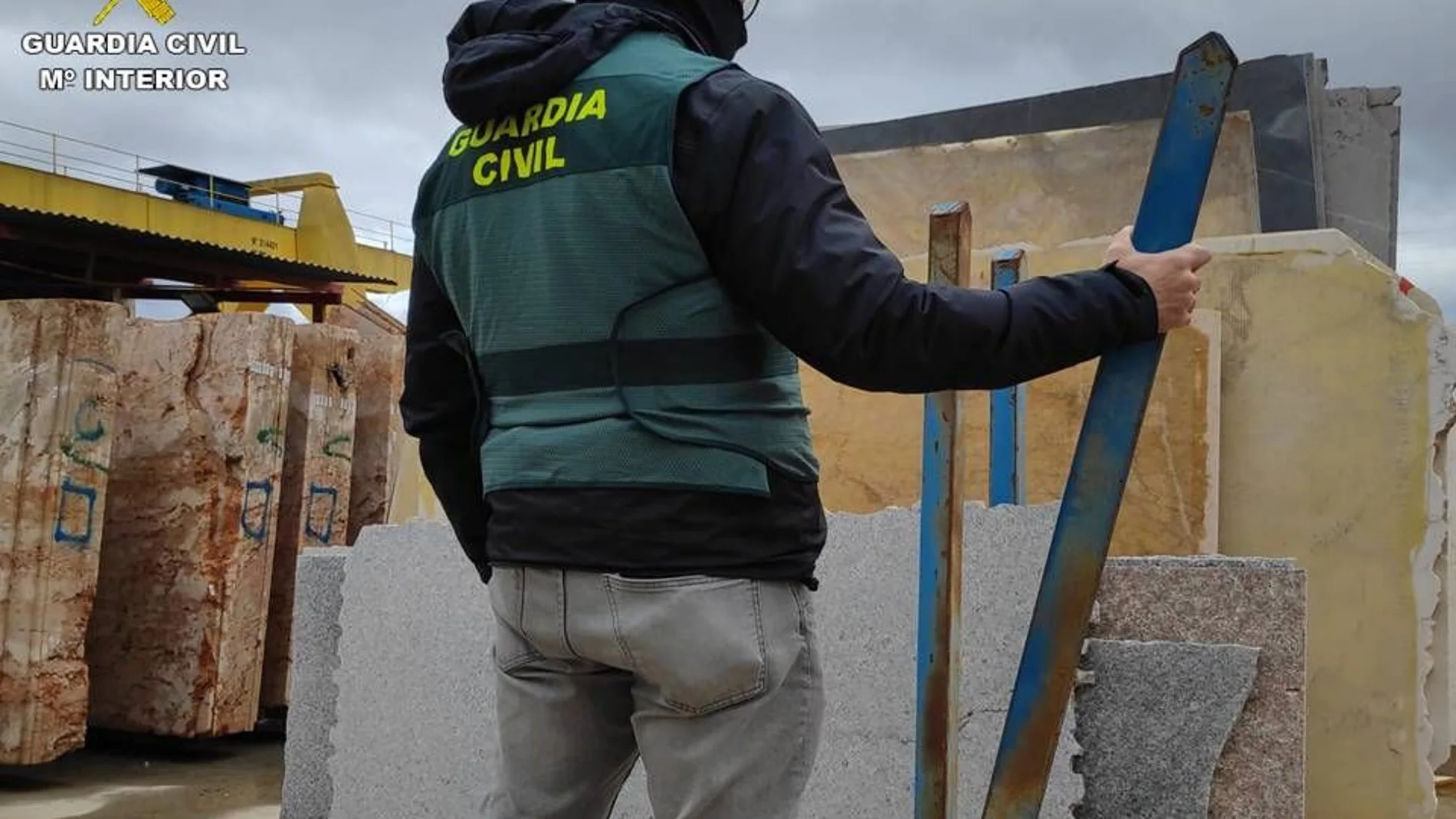 Un agente de la Guardia Civil sostiene una de las vigas