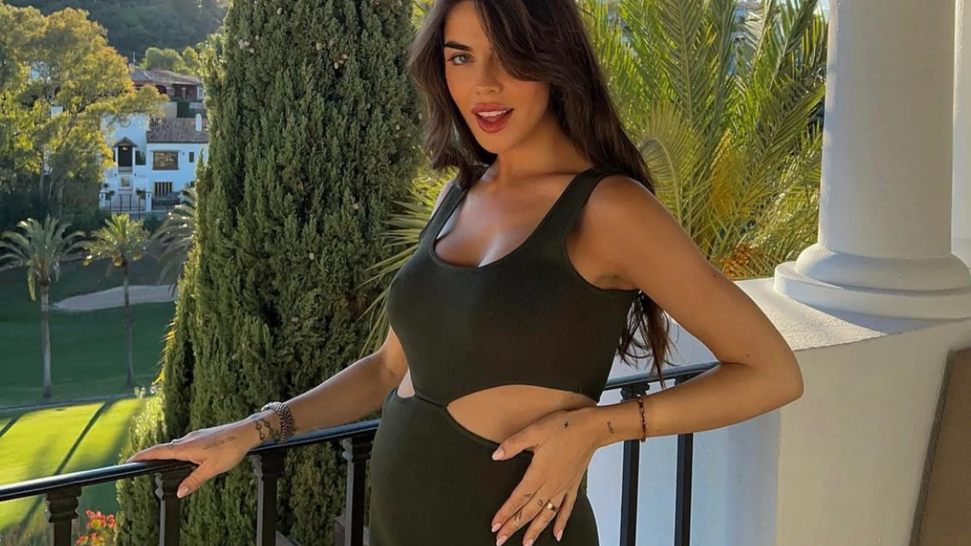 Violeta Mangriñán luciendo tripita de embarazada con vestido de Zara.