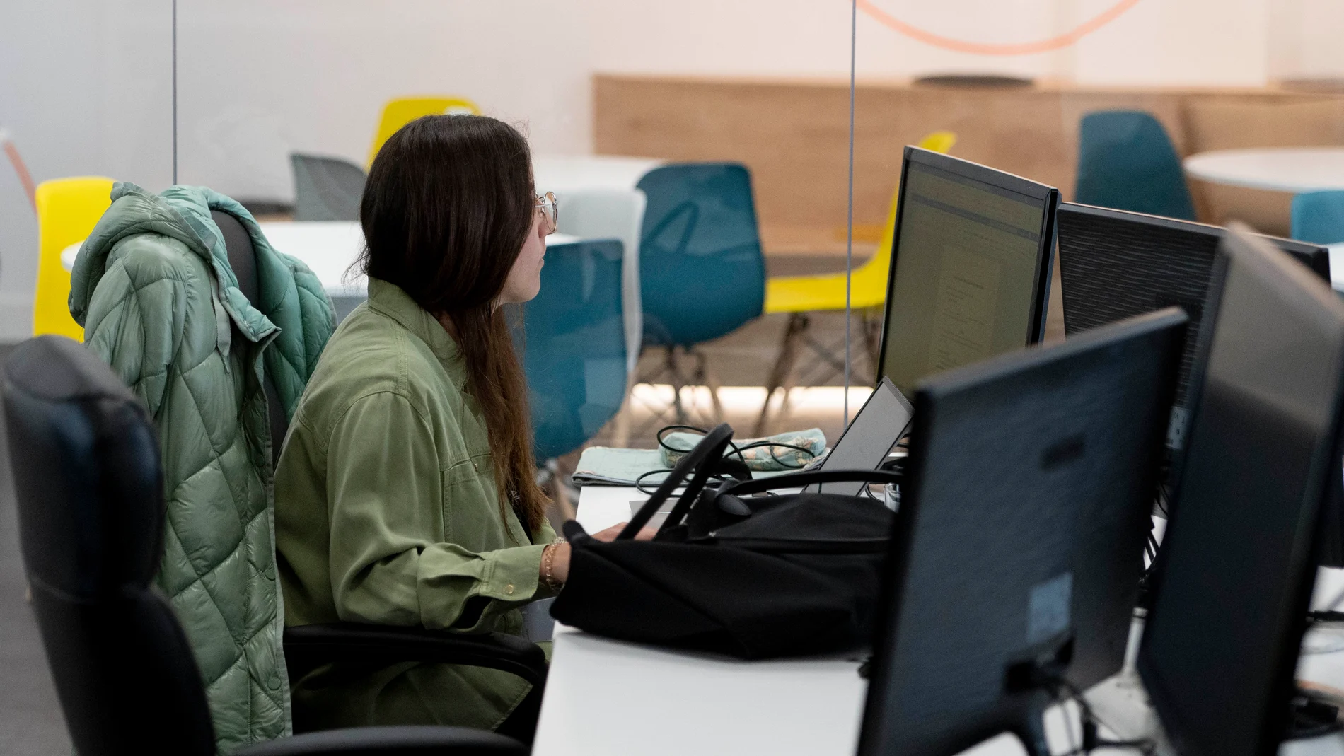 Una trabajadora frente a su ordenador
