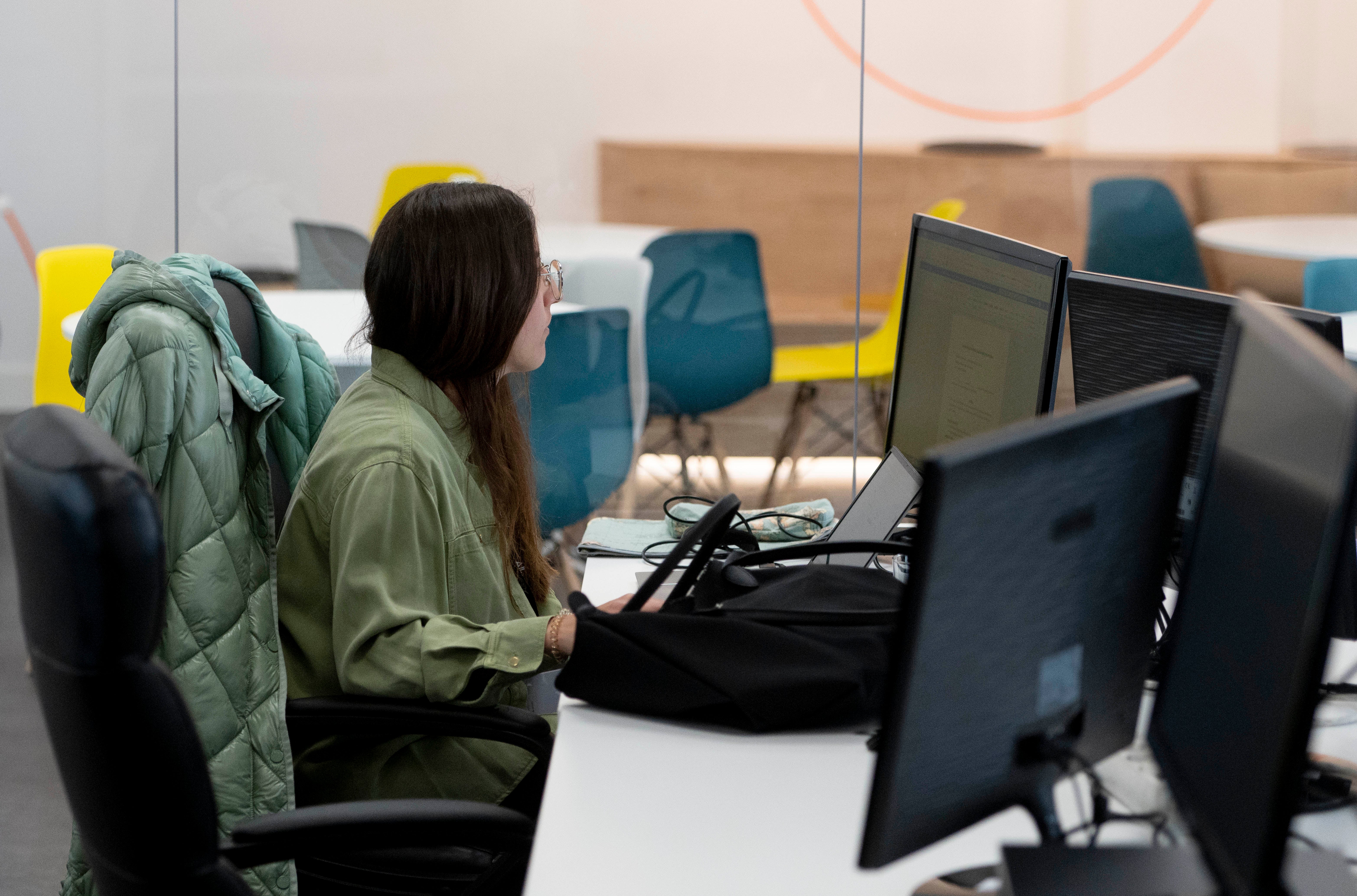 Una trabajadora frente a su ordenador