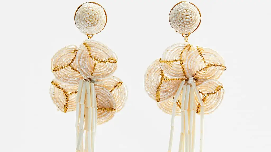 Pendientes flores abalorios, de Zara