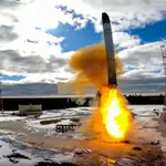Imagen del lanzamiento de un misil RS-28 Sarmat correspondiente al vídeo que el ministerio de Defensa ruso publicó al anunciar el éxito de la prueba de vuelo del arma.