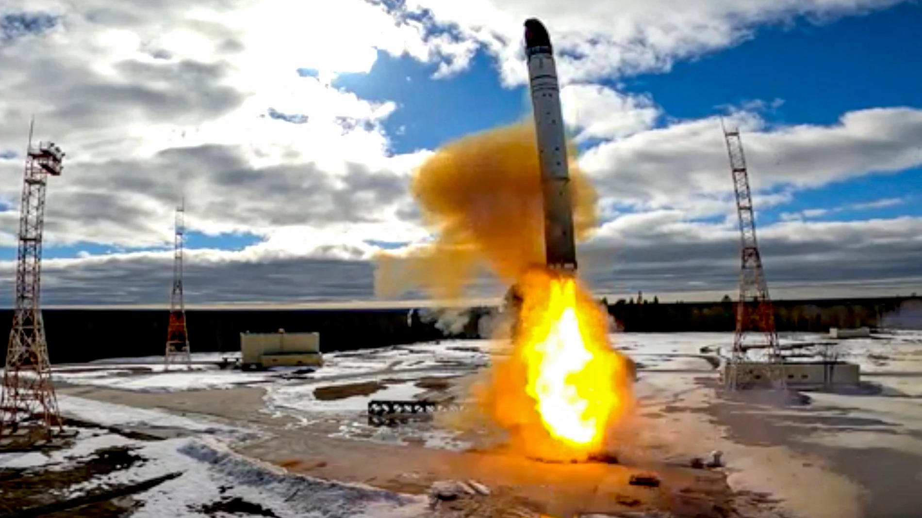 Imagen del lanzamiento de un misil RS-28 Sarmat correspondiente al vídeo que el ministerio de Defensa ruso publicó al anunciar el éxito de la prueba de vuelo del arma.