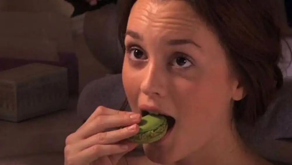 Imagen de Blair Waldorf comiendo un macaron en Gossip Girl.