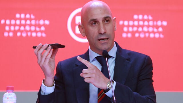 Rubiales enseña su teléfono móvil