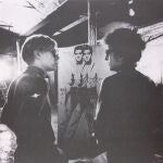 Warhol, a la izquierda, muestra una de sus pinturas de Elvis a un joven Dylan