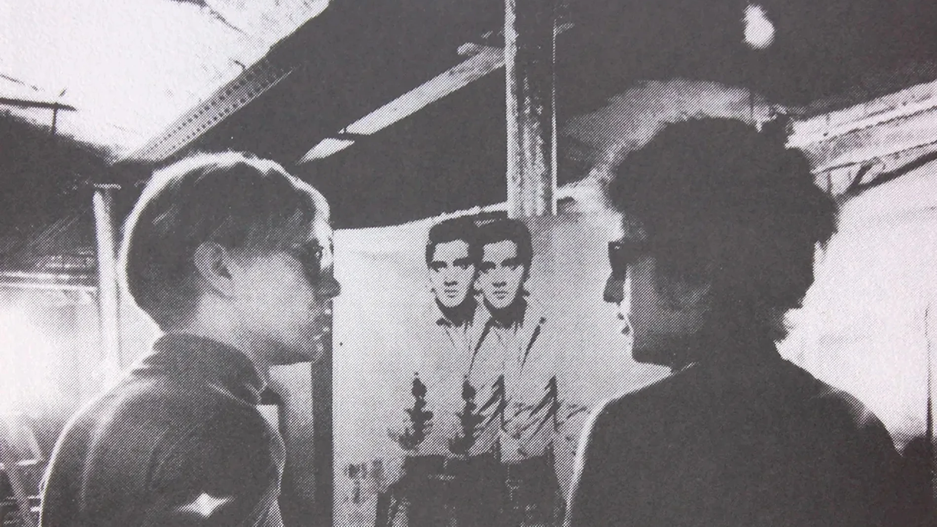 Warhol, a la izquierda, muestra una de sus pinturas de Elvis a un joven Dylan