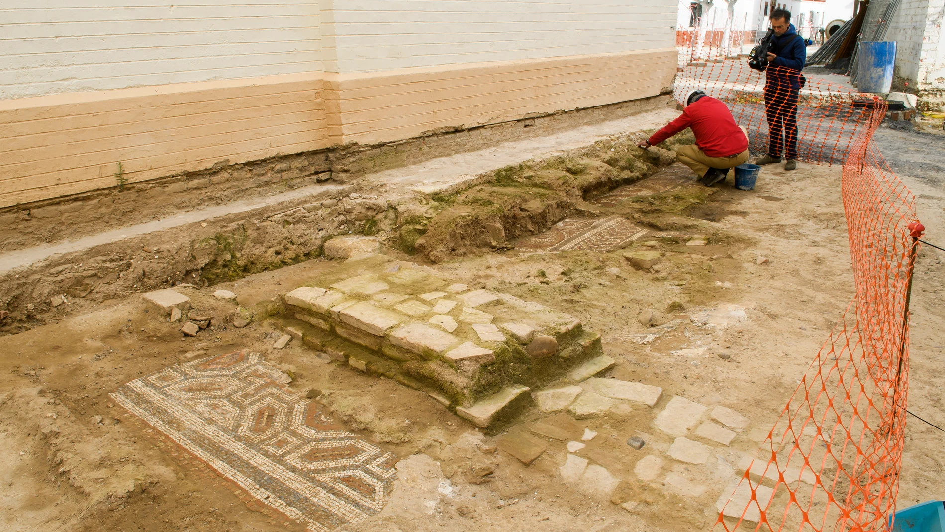Un técnico limpia los fragmentos aparecidos de un mosaico romano del siglo IV o finales del III en Tocina (Sevilla)
