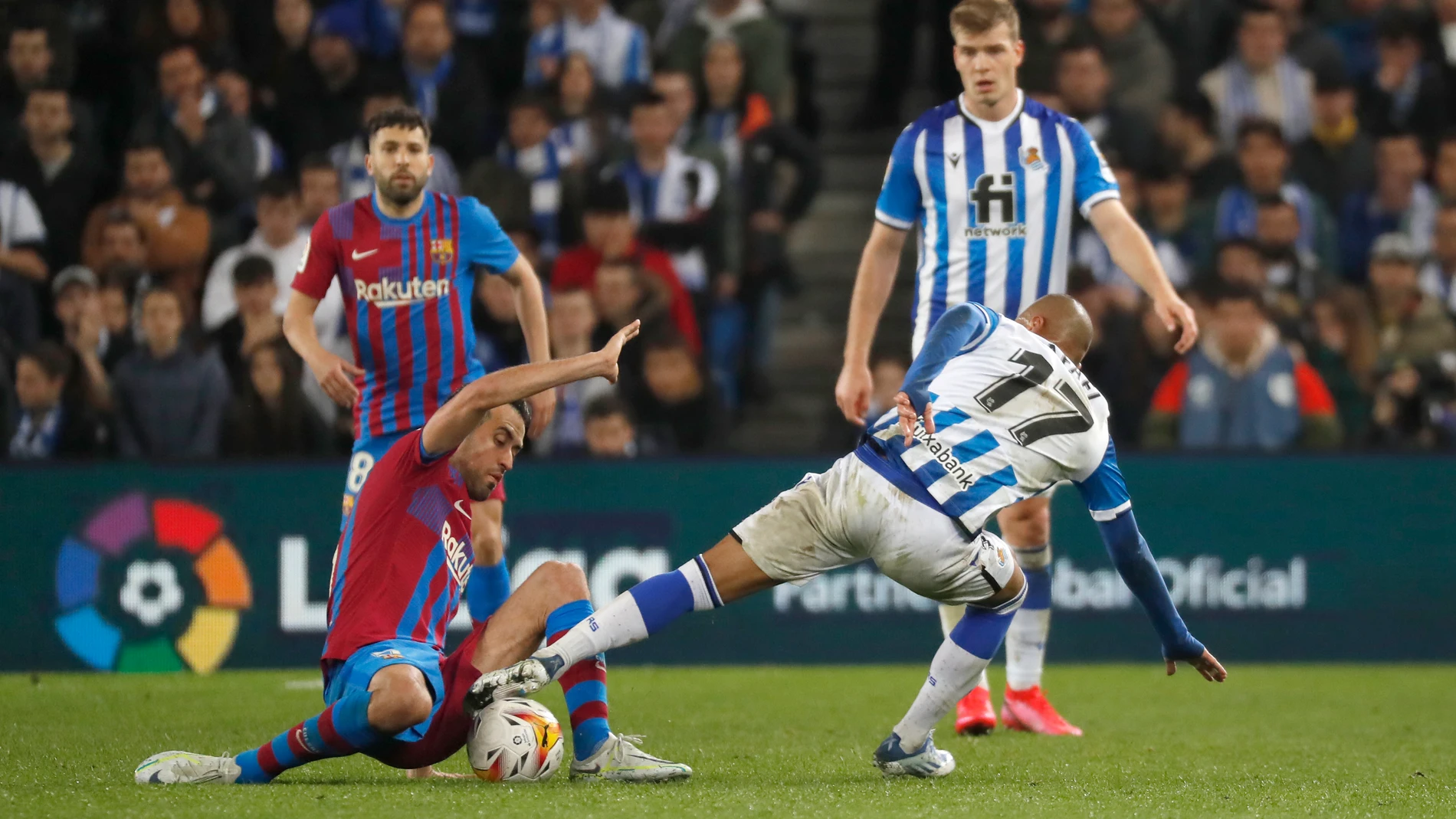 Sergio Busquets pelea con Rafinha por un balón