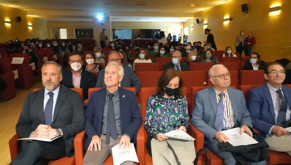 El presidente de las Cortes de Castilla y León, Carlos Pollán, y el director general de Innovación y Formación del Profesorado de la Consejería de Educación, Luis Domingo González, participan en la inauguración del Certamen de Lectura en Público