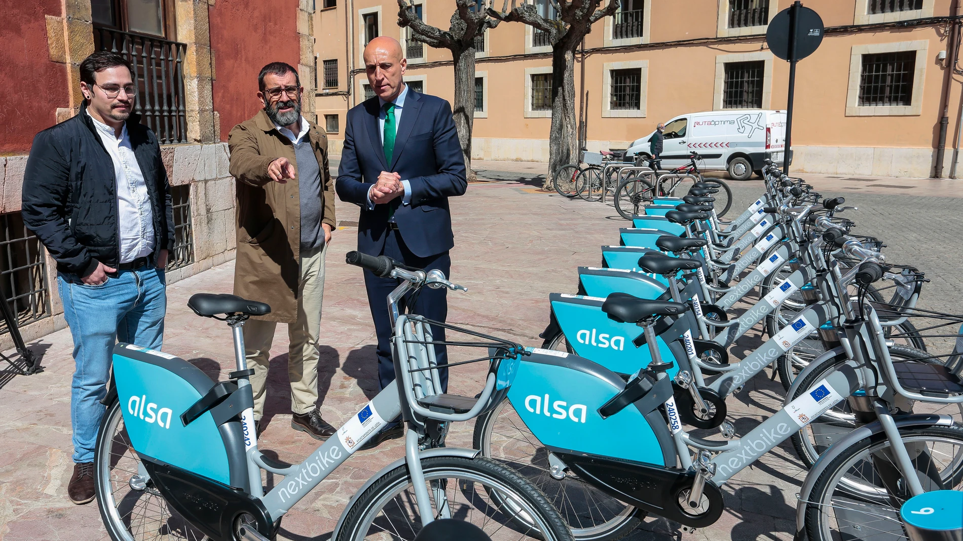 El alcalde de León, José Antonio Diez, presenta el nuevo servicio de préstamo de bicicletas