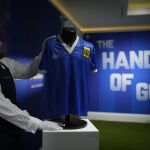 La camiseta original que Maradona vistió en la victoria de Argentina ante Inglaterra en el Mundial de México. (AP Photo/Matt Dunham)